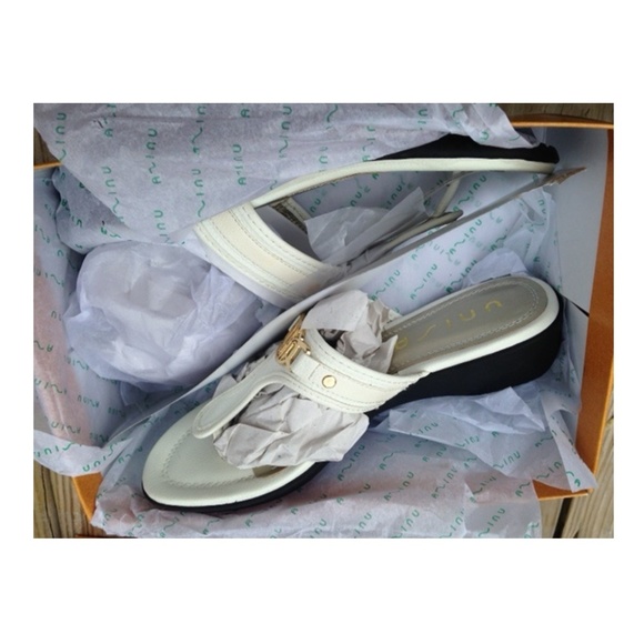 White Slip on Wedge Heel Thong Sandal 9.5 - Picture 3 of 8